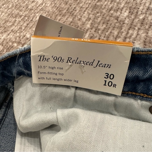 Abercrombie The 90’s High Rise Relaxed Leg Jean NWT - Picture 7 of 9
